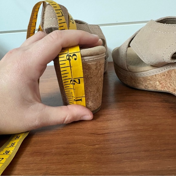 Clarks Women's Giselle Cove Tan Beige Sandals Shoes Comfort Cork Wedge Size 7.5 - Picture 5 of 8